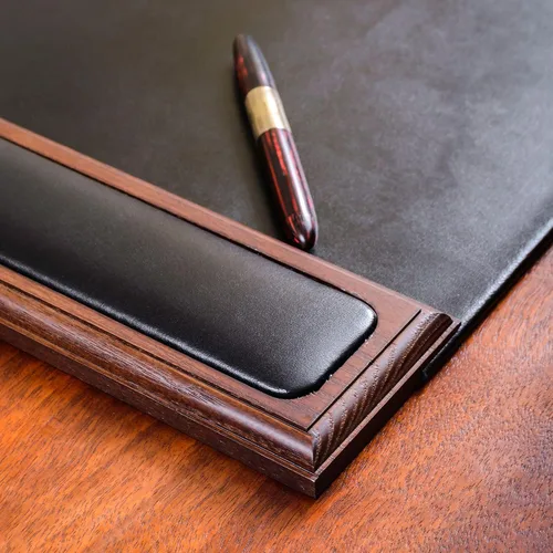 Vista 6 de DACASSO Almohadilla de escritorio de madera y cuero con rieles laterales, protector de escritorio de cuero de lujo para escribir, protector nogal