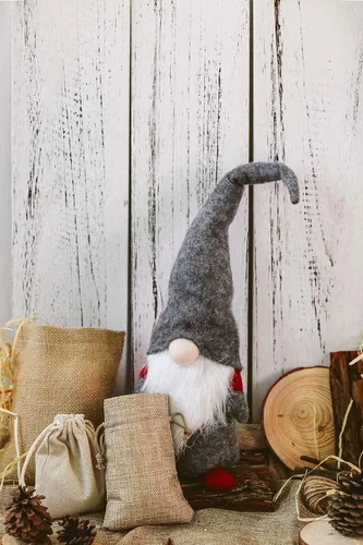Vista 3 de elegantes medias de Navidad suecas con tarjeta de saludos y decoraciones regalo