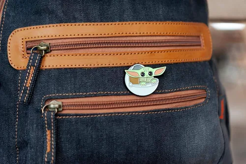 Vista 4 de Star Wars The Mandalorian The Child Baby Yoda In Carriage Esmalte Pin Toynk Exclusivo, Metal, Sin gemas.