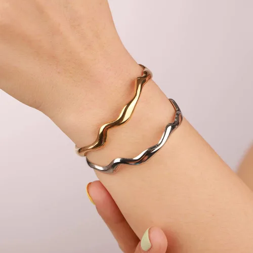 Vista 3 de Kercisbeauty Juego de 2 pulseras de acero inoxidable martilladas de plata y oro, brazalete abierto, joyería diaria para mujeres y niñas
