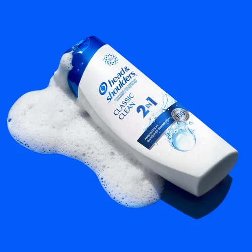 Vista 6 de Head & Shoulders Classic Clean Champú y acondicionador anticaspa 2 en 1, tamaño de viaje, protección de 72 horas, 8.45 onzas líquidas