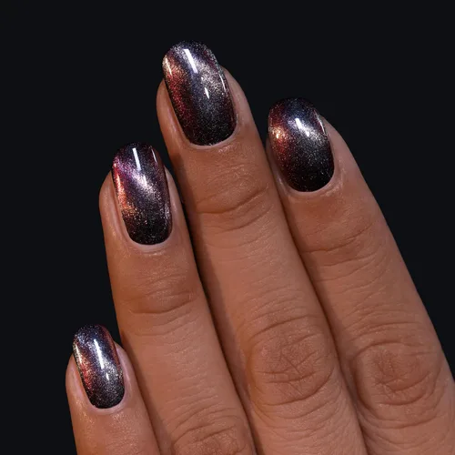 Vista 7 de ILNP Dark Matter - Esmalte de uñas magnético negro a rojo