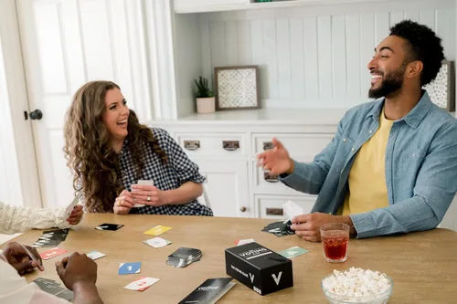 Vista 3 de The Voting Game - El divertido juego de cartas de fiesta para adultos sobre descubrir quiénes son tus amigos para fiestas de elefantes blancos