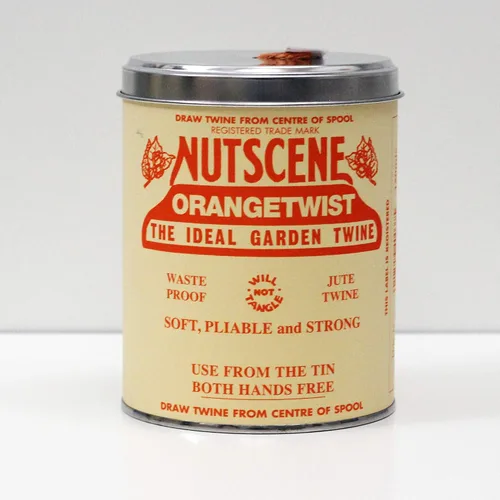 Vista 6 de NUTSCENE Lata Icónica (Lata de Cordel) con Su Cordel de Yute Escocés Tradicional y Agujero en la Parte Superior para Fácil Dispensación. 14