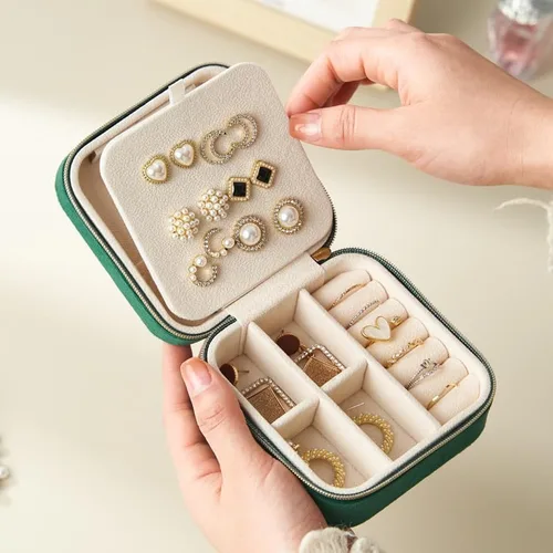 Vista 5 de EXUBERTREE Caja de almacenamiento de joyería de viaje de terciopelo de felpa, organizador de joyas de viaje para aretes y anillos, organizador
