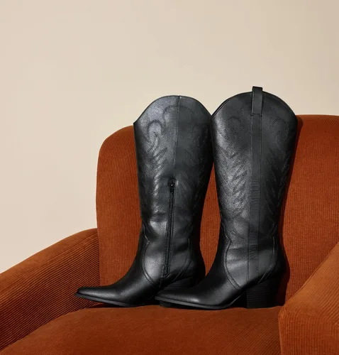 Vista 6 de Arromic Botas vaqueras para mujer, cómodas, bordadas, vaquera occidental, hasta la rodilla, puntera puntiaguda, cremallera, tacón grueso, traje