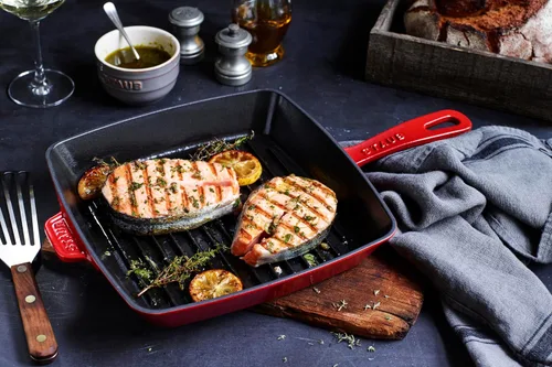 Vista 4 de Staub American Grill - Sartén de hierro fundido para cocinas de inducción, 10.2 in, color rojo cereza