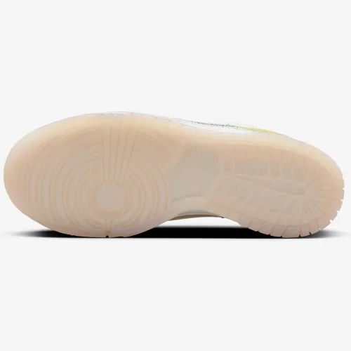 Vista 99 de Nike Kid's Dunk Low Sneaker