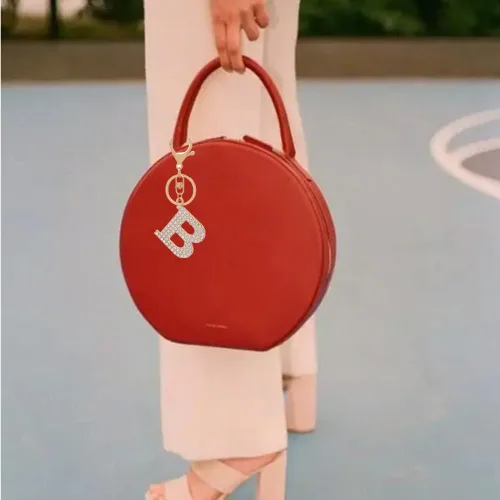 Vista 3 de HOYUNLA Llavero con letra inicial del alfabeto de cristal para mujer, mochila, llavero de coche, decoración