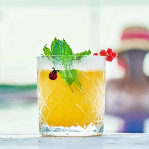 Vista 9 de Simply Charmed Dijes magnéticos para copa de vino con abeja, fresa y flores, juego de 6 divertidos marcadores de bebidas o identificadores