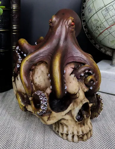 Vista 2 de Ebros Gift Monstruo marino náutico del mar Pulpo de ojos rojos envolviendo alrededor roto de calavera empalada rota figura 5.25 pulgadas de alto