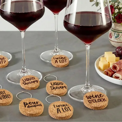 Vista 5 de Juvale Dijes de copa de vino, corcho circular de 1 pulgada, paquete de 12 unidades, dijes de vino para copas de tallo y decoración divertida