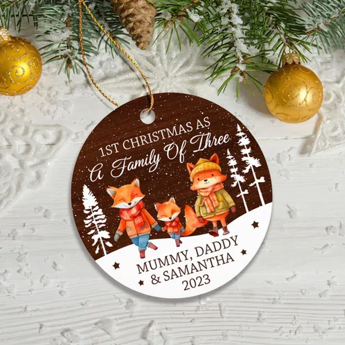 Vista 2 de Adorno personalizado de Our Christmas As A Family of Three 2025 – Primera Navidad como familia de 3 zorros – Regalos para padres recién nacidos