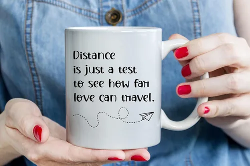 Vista 4 de Taza de café personalizada de larga distancia, tazas personalizadas con cita de mejores amigos, Estados con corazones sobre ciudades, añade nombres