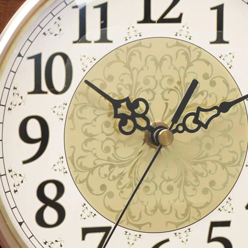 Vista 4 de FBITE - Reloj de mesa antiguo de madera de roble, reloj de estante decorativo con pilas, reloj de mesa de vidrio HD, fácil de leer