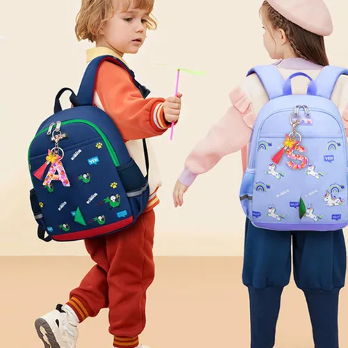 Vista 5 de Coloridos llaveros con letras iniciales para mujeres y niñas con borla de mariposa, dije para bolso, bolsos, mochilas