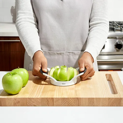 Vista 2 de OXO Good Grips - Cortador de manzana, descorazonador y divisor Cushioned, non-slip handles absorb pressure while prepping fruit into uniform