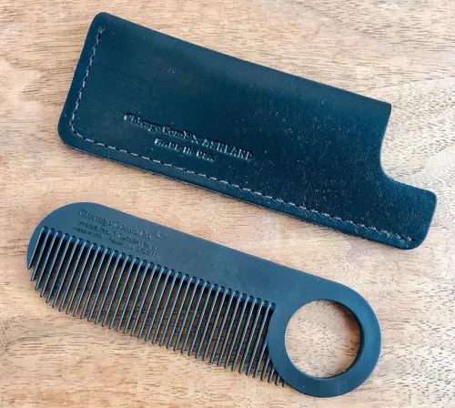 Vista 2 de Chicago Comb Fibra de carbono No. 2 + funda de cuero Horween negra, fabricada en Estados Unidos