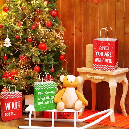 Vista 7 de Zonon 8 bolsas de regalo divertidas de Navidad con asas, bolsas de favor de fiesta de Navidad rojas y verdes con frases humorísticas, suministros