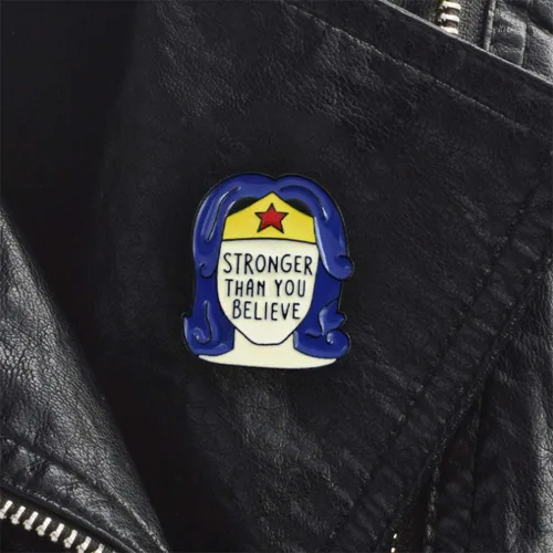 Vista 3 de Flairs New York - Broche de solapa esmaltado hecho a mano, Más fuerte de lo que crees
