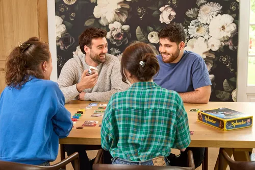 Vista 6 de Asmodee Splendor Juego de mesa - ¡Domina el arte de la riqueza y el prestigio! - Fascinante juego de estrategia de minería de gemas para niños