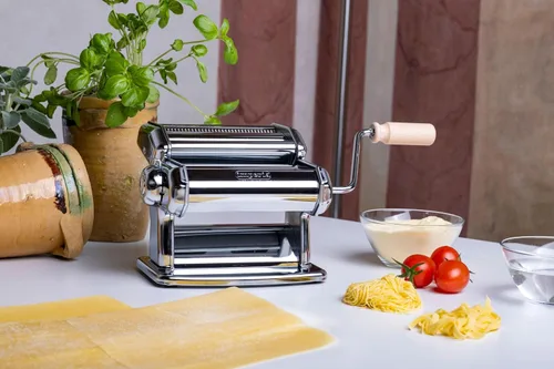 Vista 8 de Máquina para hacer pasta Imperia - 100% fabricada en Italia, construcción de acero resistente, dial de bloqueo fácil, mango de agarre de madera