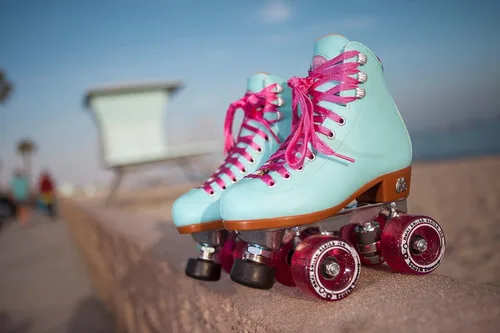 Vista 2 de Moxi Beach Bunny - Patines de ruedas para mujer, colorido, ajuste de precisión con ruedas de alto rebote, forro y acolchado que absorben la humedad