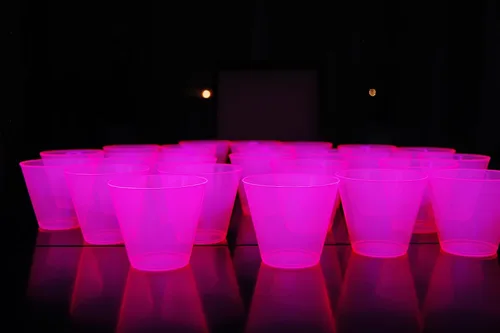 Vista 10 de DIRECTGLOW LLC Copas de fiesta de 25 quilates reactivas a la luz negra de 9 onzas con 5 globos de luz negra (multicolor)