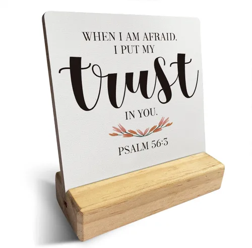 Vista 24 de Letrero de madera con versículos bíblicos con texto en inglés "Country Be Still and Know That I am God", decoración de escritorio cristiana