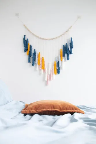 Vista 2 de Decocove Colgante de pared de macramé, colgante de pared grande de macramé con cuentas de madera, decoración de pared bohemia para dormitorio, sala