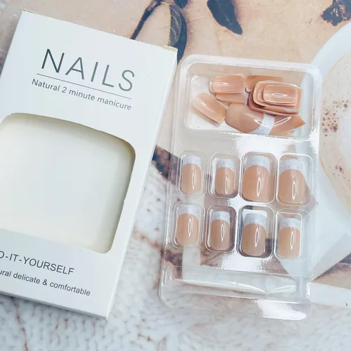 Vista 5 de 24 uñas postizas a presión con punta francesa, cuadradas, medianas, con brillantina, con diseño de degradado blanco, uñas postizas reutilizables