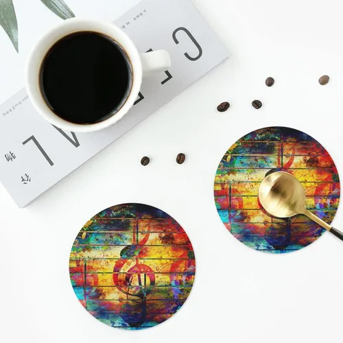 Vista 4 de 4 posavasos musicales coloridos para bebidas, posavasos redondos de cuero con notas musicales para protección de mesa, decoración de bar y hogar