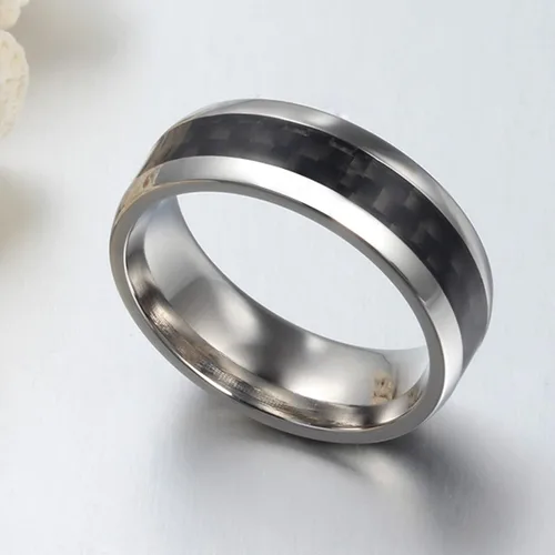 Vista 4 de Anillos de acero inoxidable negros para hombres, alianzas de boda para hombre, color plateado y negro, 0.315 in con incrustaciones de fibra