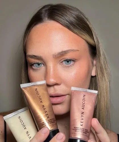 Vista 2 de Kevyn Aucoin Glass Glow Face: resaltador húmedo universal multiusos para rostro y cuerpo. Crea una piel hidratada brillante de aspecto juvenil