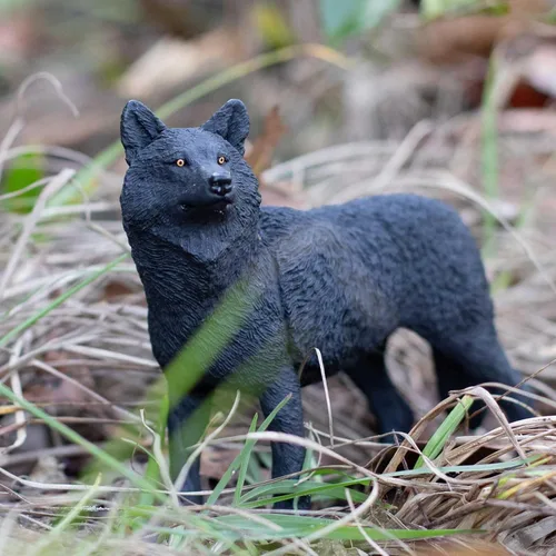 Vista 6 de Safari Ltd. Figura de lobo negro, figura realista de 5.3 pulgadas, juguete educativo para niños, niñas y niños a partir de 1 año