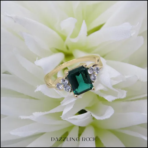 Vista 3 de Dazzlingrock Collection Anillo de compromiso con forma de esmeralda de 0.315 x 0.236 in creado en laboratorio y zafiro blanco redondo de 0.087 in