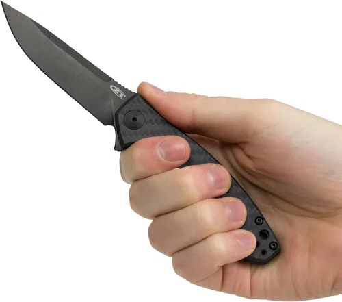 Vista 7 de Zero Tolerance 0450CF; cuchillo plegable con hoja de acero inoxidable S35VN recubierta con DLC de 3.25 pulgadas, básculas de fibra de carbono