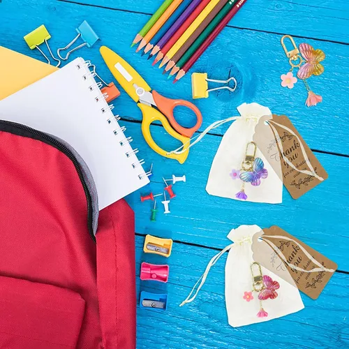 Vista 5 de BANBALLON 12 juegos de llaveros de fiesta de mariposa con etiquetas de papel kraft de agradecimiento para niñas, temática de mariposa, fiesta