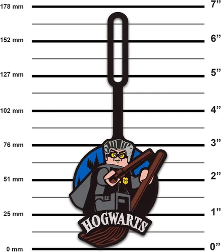 Vista 2 de LEGO - Etiqueta de bolsa de Harry Potter, Madam Hooch (53248), accesorio de equipaje de silicona para mochila de maleta o viaje, superficie