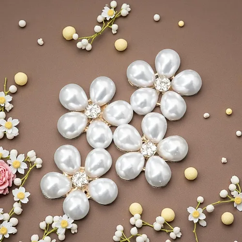 Vista 4 de 30 piezas chapadas en plata de 5 pétalos, cuentas de flores de diamantes de imitación, botón de adorno para ropa hecha a mano, zapatos, sombreros