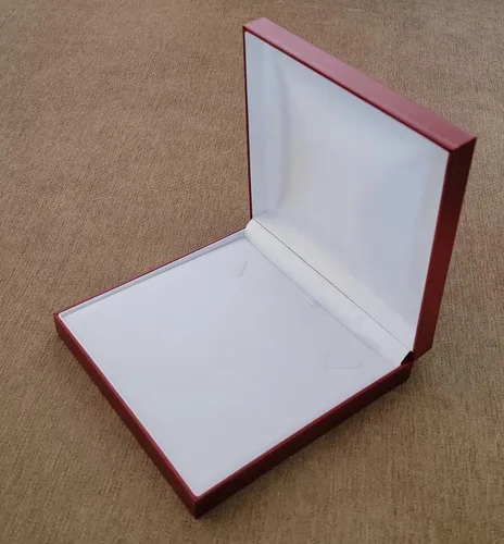 Vista 3 de Caja de collar de piel sintética grande para joyería de regalo, organizador de almacenamiento de exposición, 6 12 pulgadas de ancho x 6 12 pulgadas
