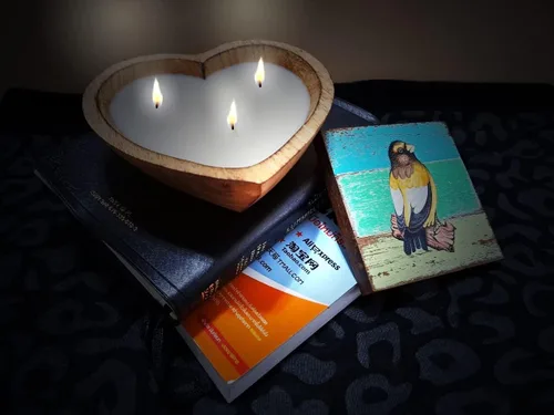 Vista 6 de Cuenco de madera con forma de corazón de 6 pulgadas, vela de cera de soja perfumada de vainilla y sándalo, 3 mechas de 5 onzas, cuencos de masa
