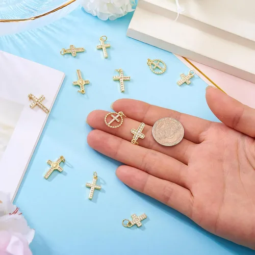 Vista 2 de Pandahall - 12 dijes de cruz chapados en oro de 18 quilates, circonita cúbica, colgantes pequeños religiosos con anillos de salto para hacer joyas