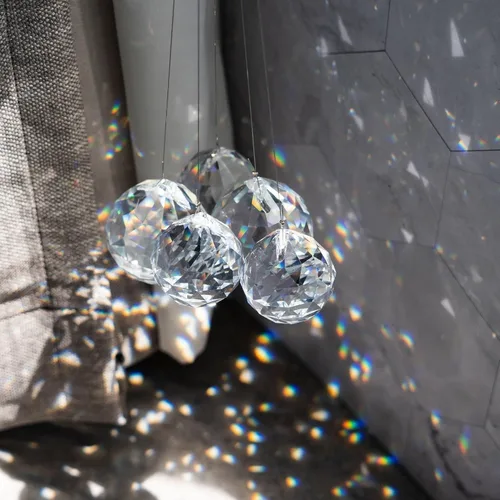 Vista 2 de HDCRYSTALGIFTS 12 atrapasoles de bola de cristal transparente, 1.18 pulgadas, cristales colgantes de prisma Feng Shui, lámpara colgante de gota