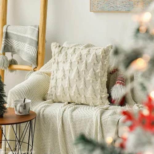 Vista 5 de AVOIN colorlife - Juego de 2 fundas de cojín de árbol de Navidad color beige, de 16 x 16 pulgadas, de felpa suave y pelo sintético, para sofá