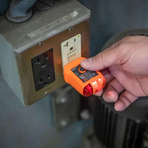 Vista 4 de Klein Tools RT210 Probador de Enchufes, Probador de Receptáculos para GFCI / Enchufes Eléctricos AC Estándar de Norteamérica, Detecta Problemas