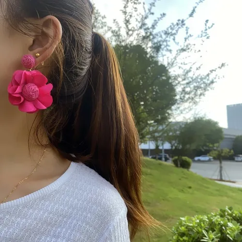 Vista 2 de Aretes colgantes de flores tropicales de ratán, estilo bohemio, rafia, envueltas en paja, para mujeres y niñas, para verano, playa, vacaciones