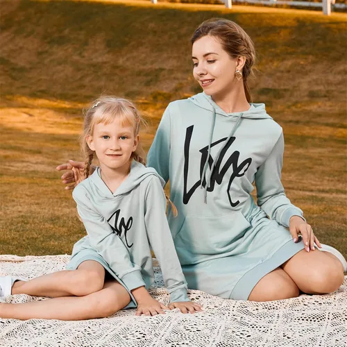Vista 3 de Sudaderas con capucha con estampado de letras para mamá y yo, trajes a juego de sudadera de manga larga para mamá y bebé