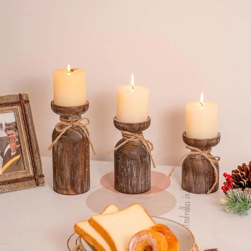 Vista 3 de Portavelas de madera de granja para velas de pilar, juego de 3 portavelas de madera rústica con cuerda de cáñamo, decoración de mesa de mesa