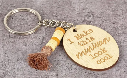 Vista 6 de Inkdotpot Llavero divertido con texto en inglés "I Make This Minivan Look Cool Wood grabado llavero mamá